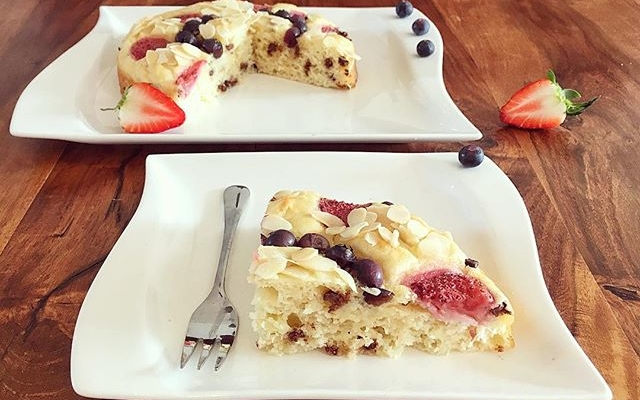 Blaubeer Erdbeer Mandel Schokochip Kuchen