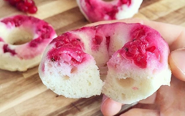 Weiße Schokolade Johannisbeer Donuts