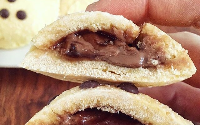 Nutella Stuffes Chocolate Chip Cookies